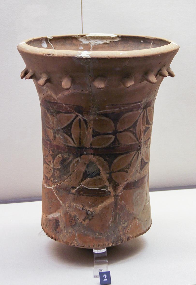 大汶口文化彩陶鼓。属于新石器时代大汶口文化，距今约 6100—4600 年；19