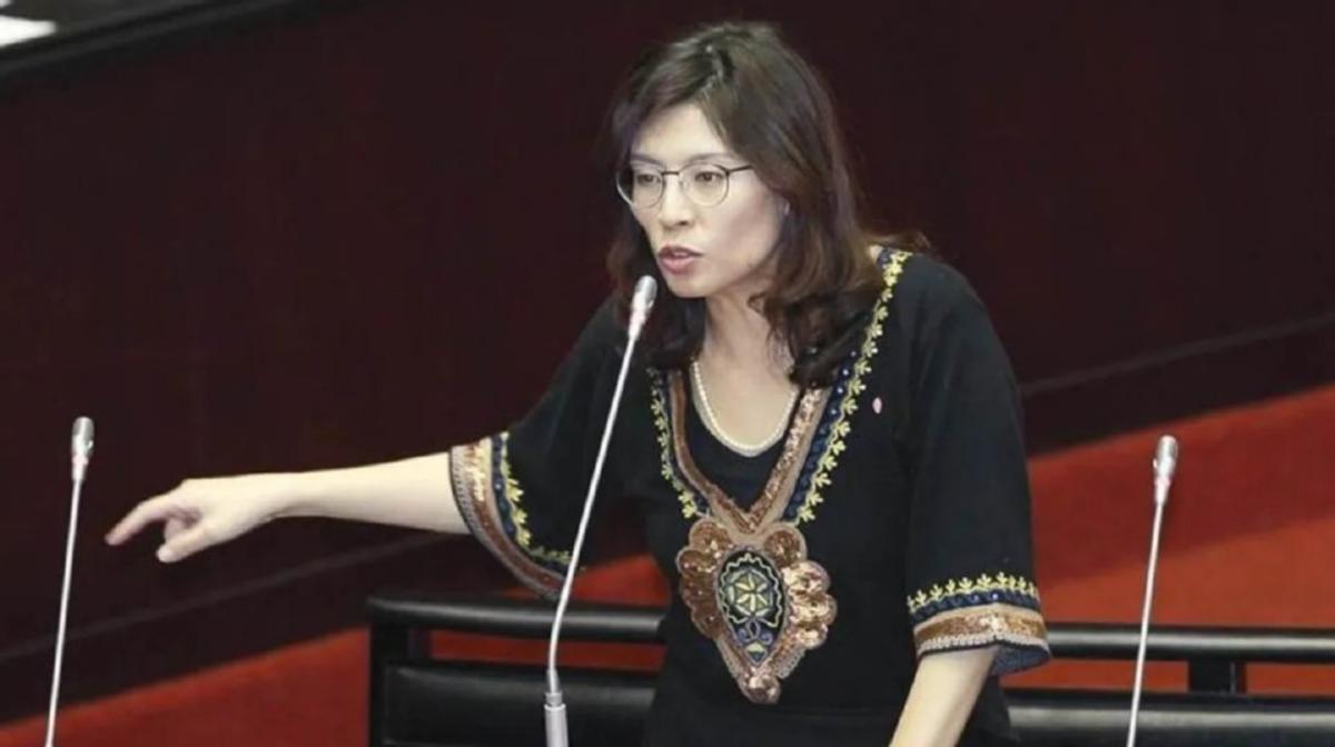 郑丽文果然没让大陆失望，破天荒出席赖当局活动，多次喊话表明立场。郑丽文罕见出席了