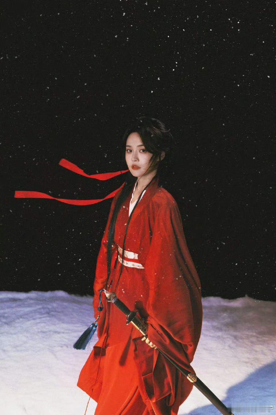 谁能拒绝张佳宁的古装啊，她的美从来都不是刻意的，眉眼间的流转全是戏，简单的装扮也