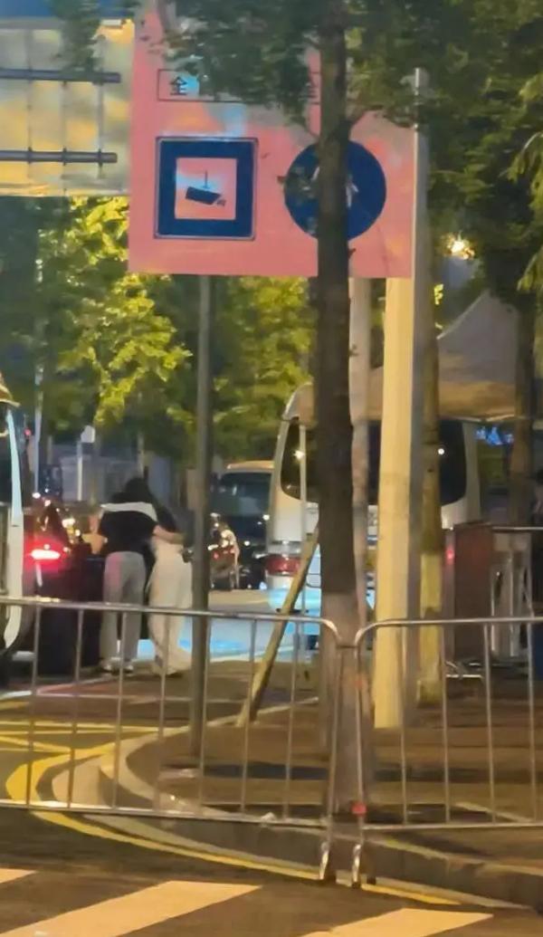 范玮琪疑似受伤被工作人员架上车 有网友说范玮琪转场时是被工作人员架上车的，疑似受