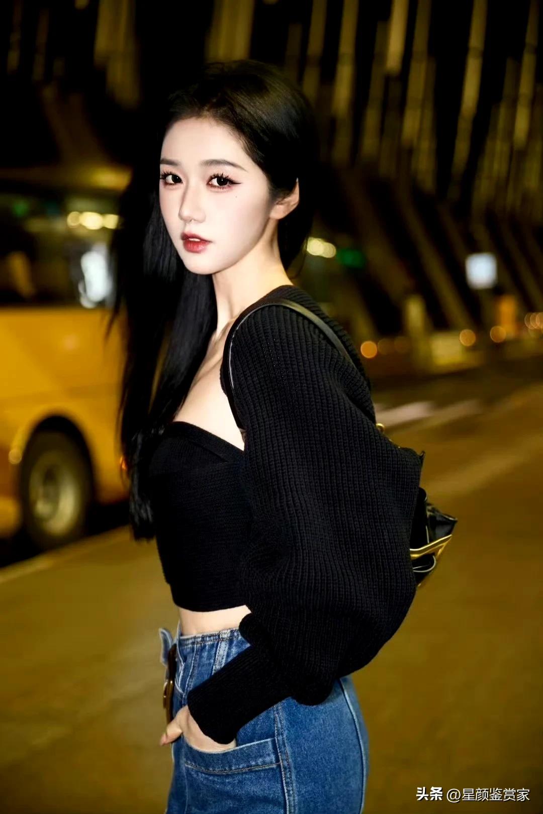 短剧演员岳雨婷～
黑长直+露肩针织衫，夜色里的清冷美人…