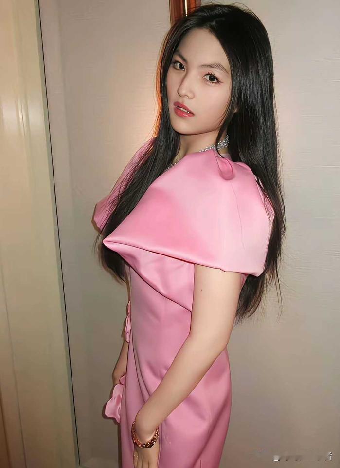 李湘这女儿不简单，王诗龄真的比同龄人甚至更年长的人起点高的很多。
一身贵族气息，