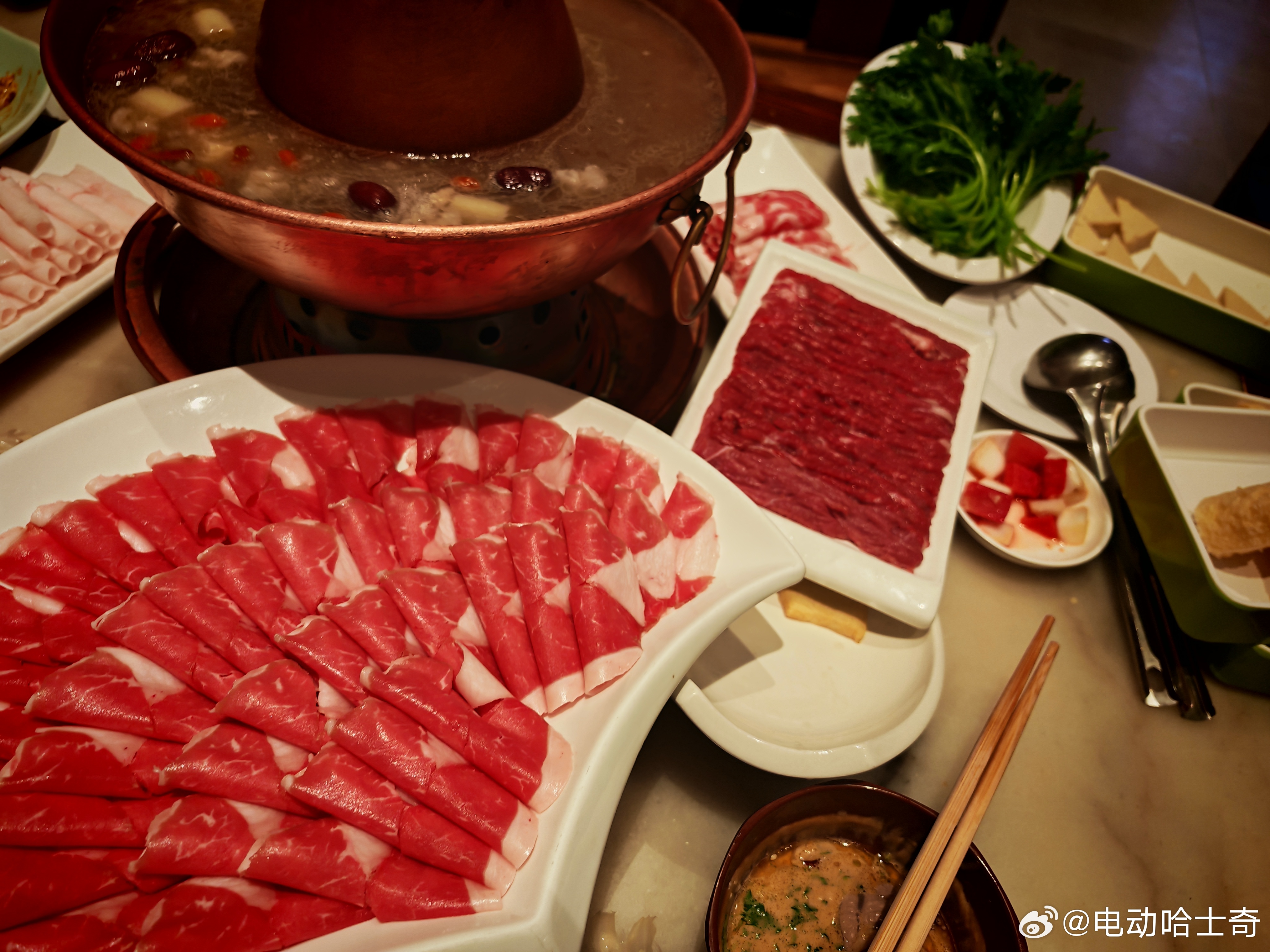 [喵喵]终于知道为啥叫南门涮肉了…因为开在天坛南门，一排前面两百多桌，太牛了也…