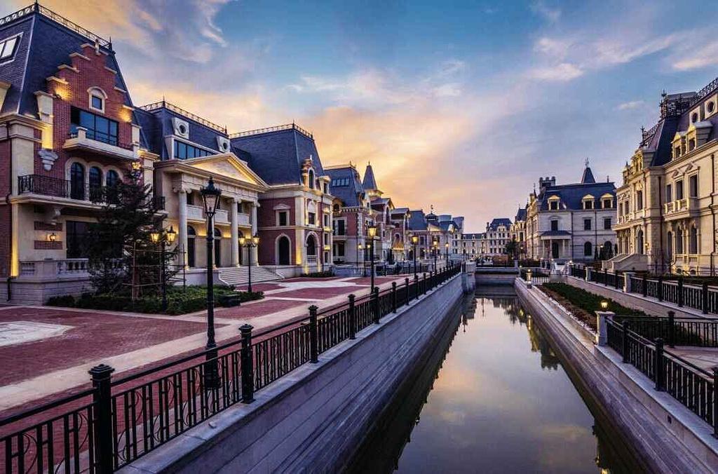 2015年11月，大连房价均价9797元；
2016年11月，大连房价均价100