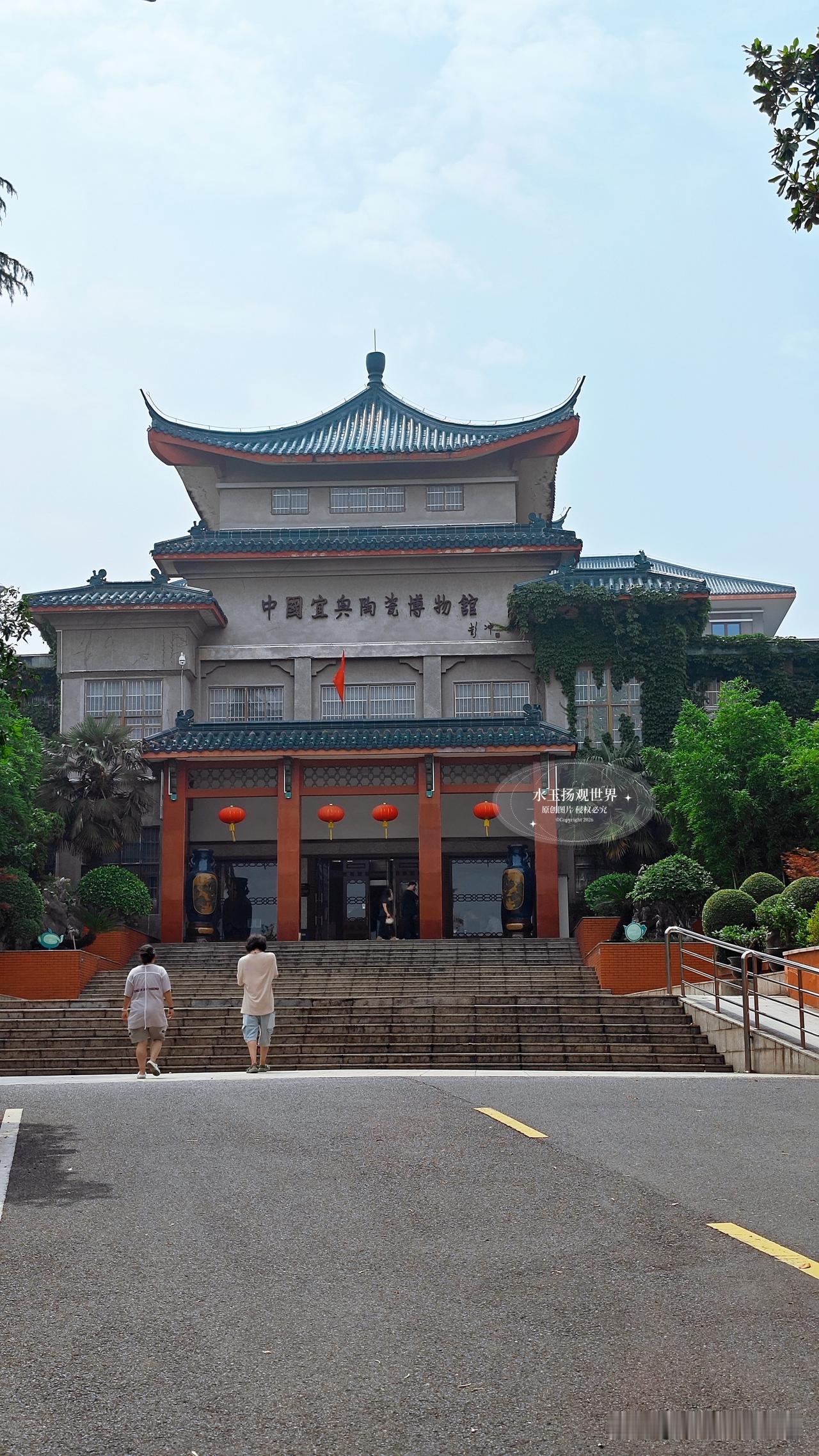 驱车到丁蜀仙鹤山麓，抬眼望见中式飞檐的陶瓷博物馆，忽然读懂老话“人间珠玉安足取，