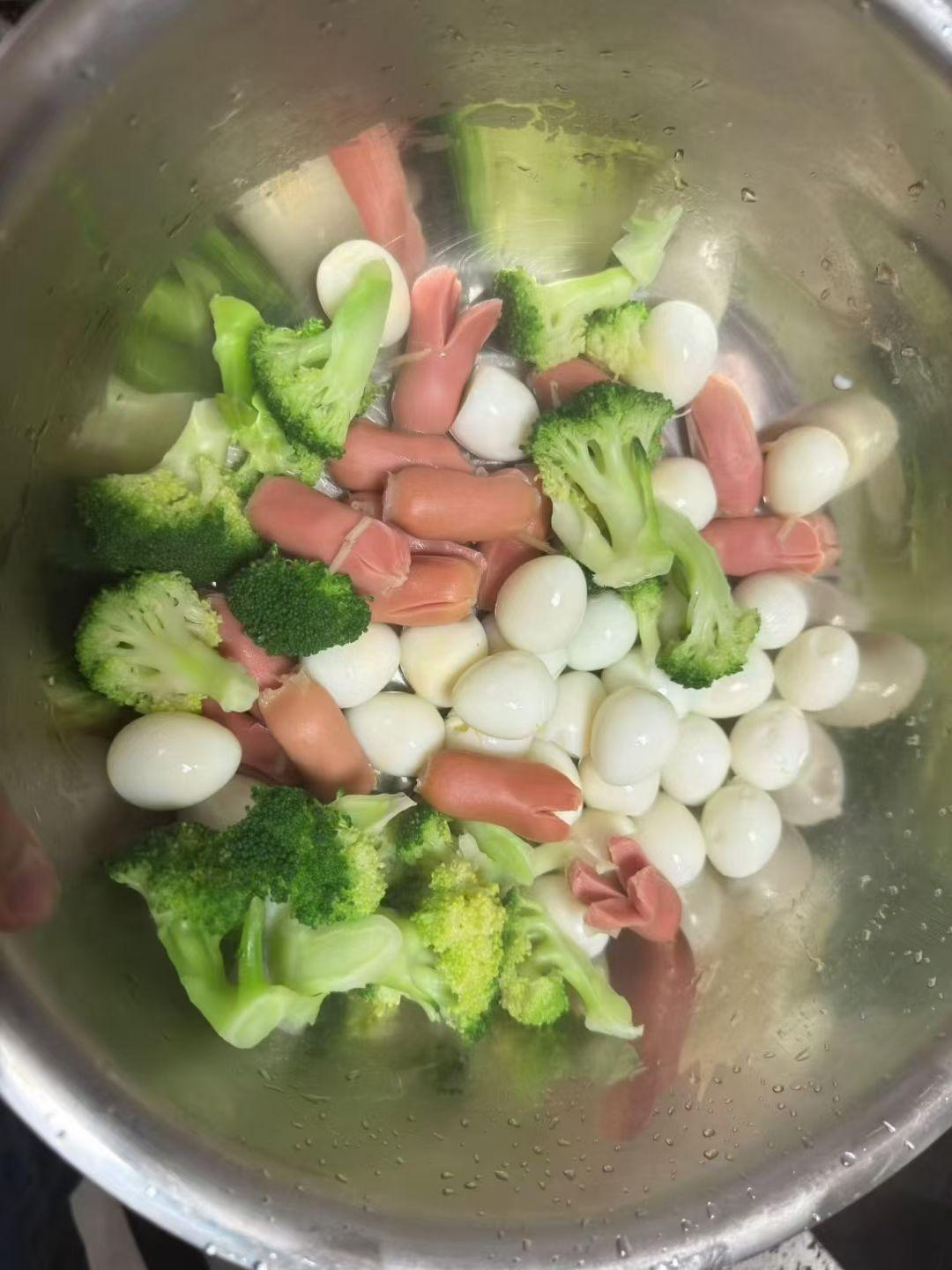 以前总觉得钵钵鸡该是店里才有的味道，直到自己洗菜、切配、穿串，看着平平无奇的食材