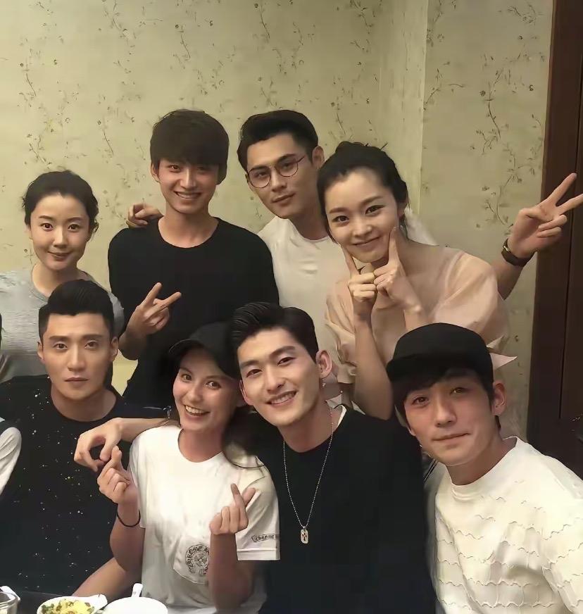 这是哪部剧啊？
陈晓、张翰和朱一龙居然还有合照？