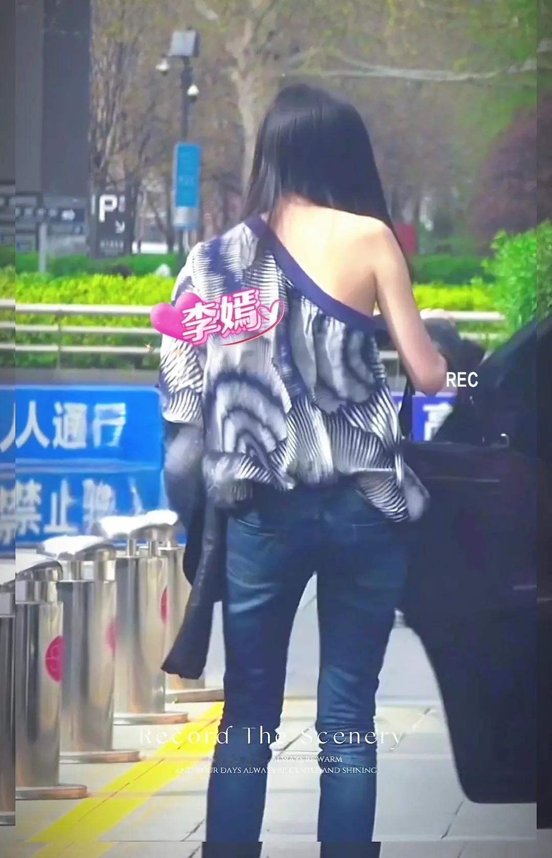 19岁的李嫣已经出落的亭亭玉立，颜值不输妈妈王菲。


作为王菲与李亚鹏的女儿，