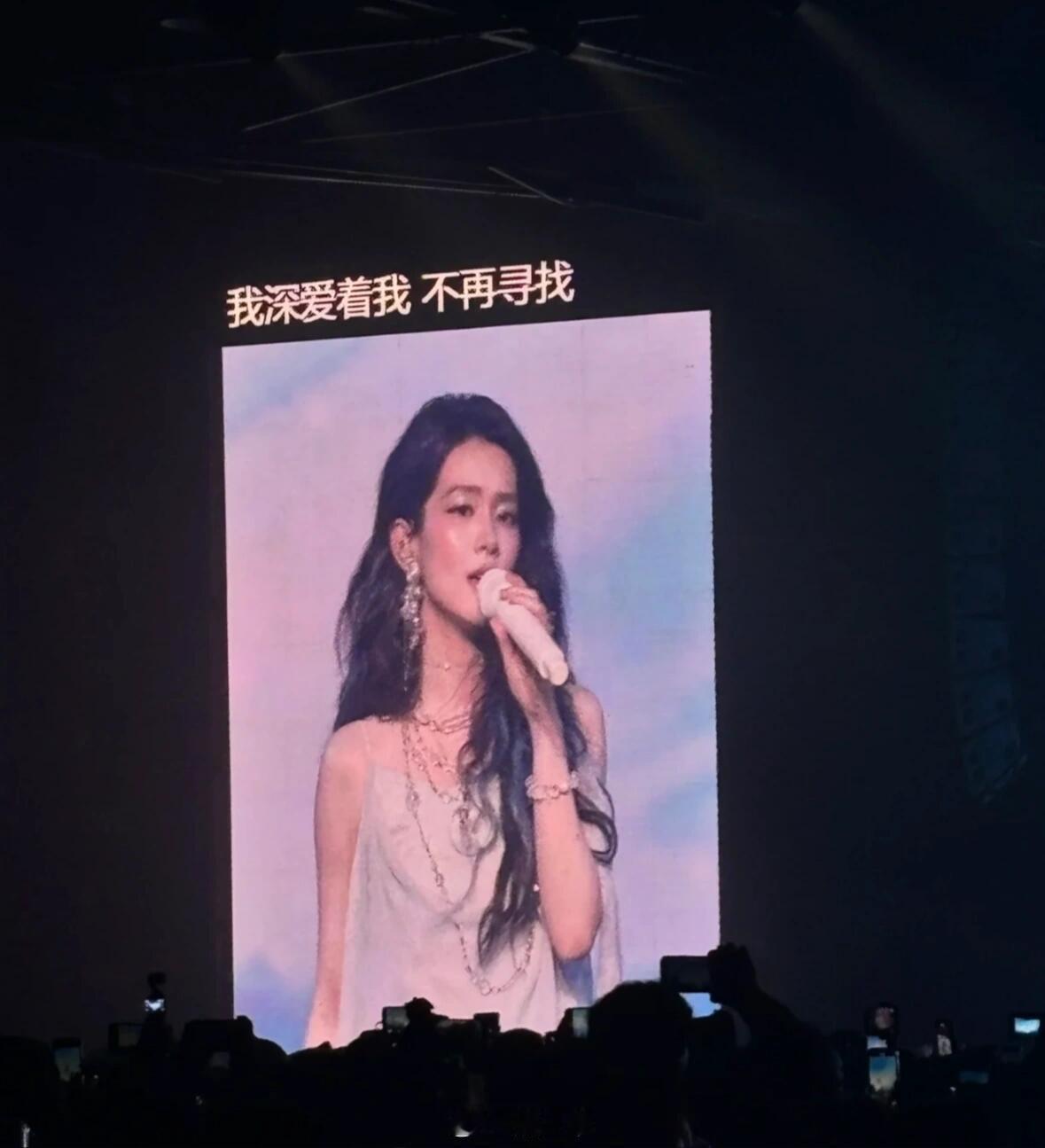 心疼陈昊宇完全懂你！昊宇声音里那丝强忍的哭腔，太揪心了！她在发光，也在承受。好想