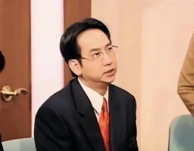 前老板一句“把人还我”把我送上热搜，现老板转头把我调成边缘人。
我干脆把工位改成