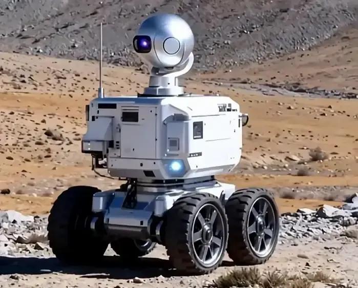 “印度士兵抱走中国机器人？做梦！”

新闻一出来，印度那边又开始瞎说了：说咱边境