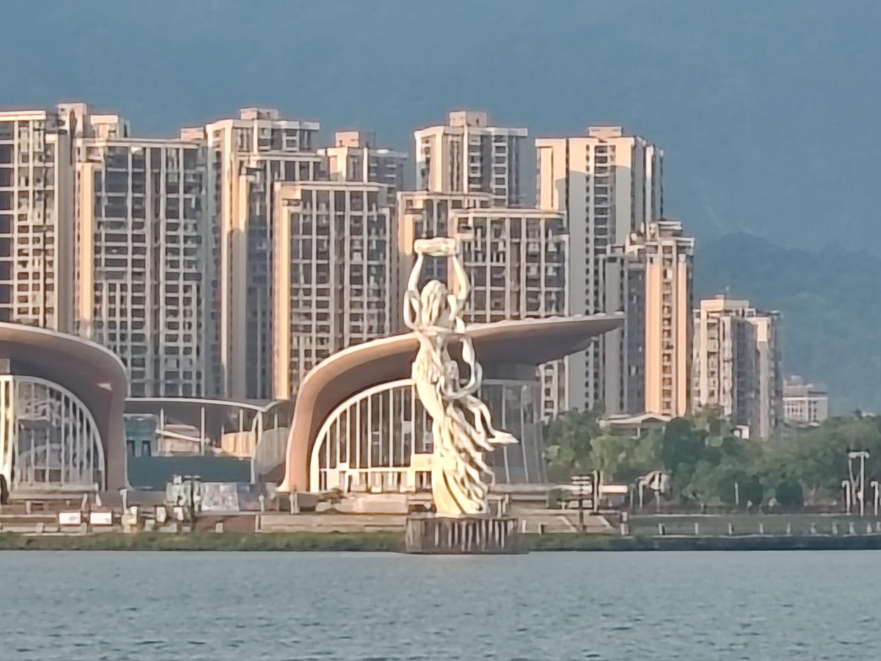 清晨，我伫立窗前，静静地凝视着清衣江水。雅鱼与雅女的雕像，一座静立于山上，一座傲