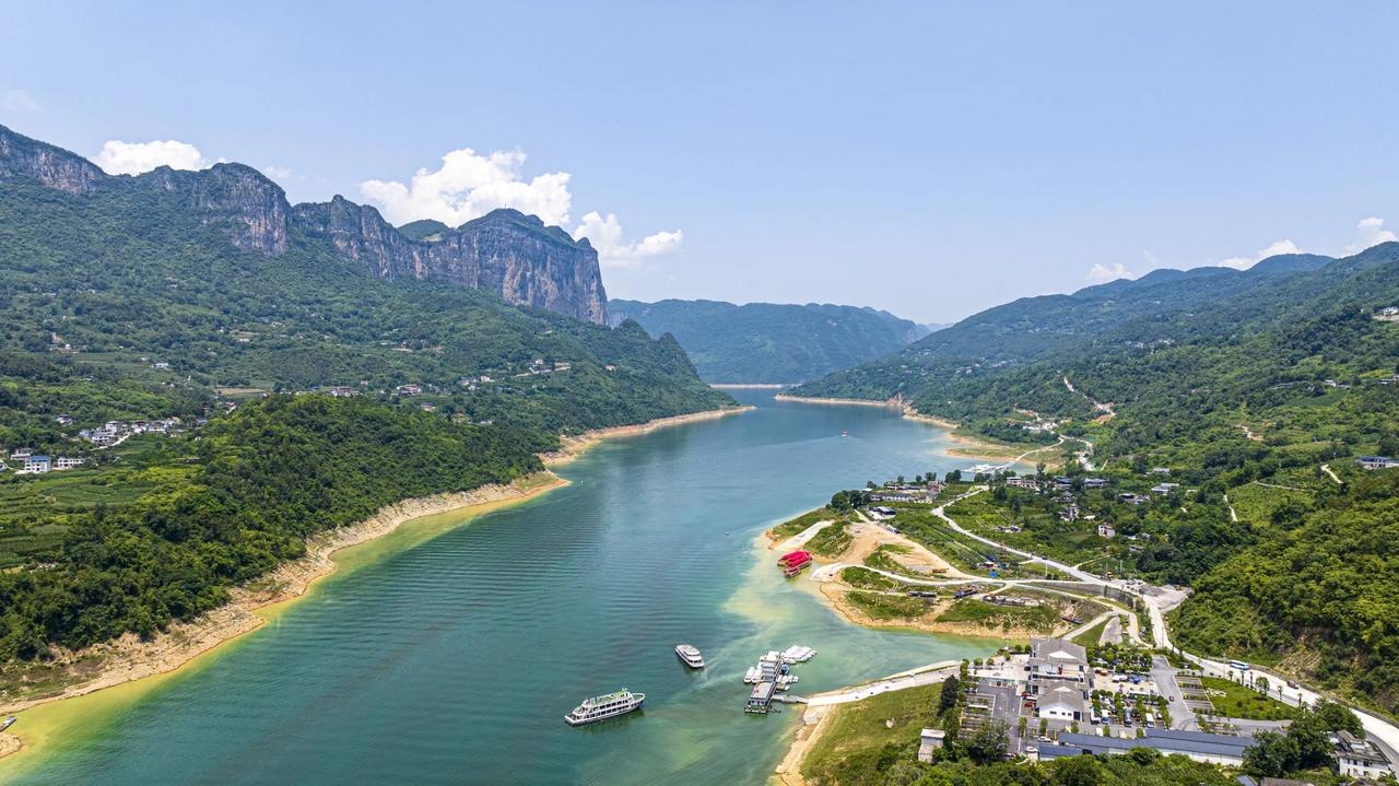 湖北恩施：清江画廊最美夏日赢游客 

2025年6月12日，正值夏日，位于湖北省