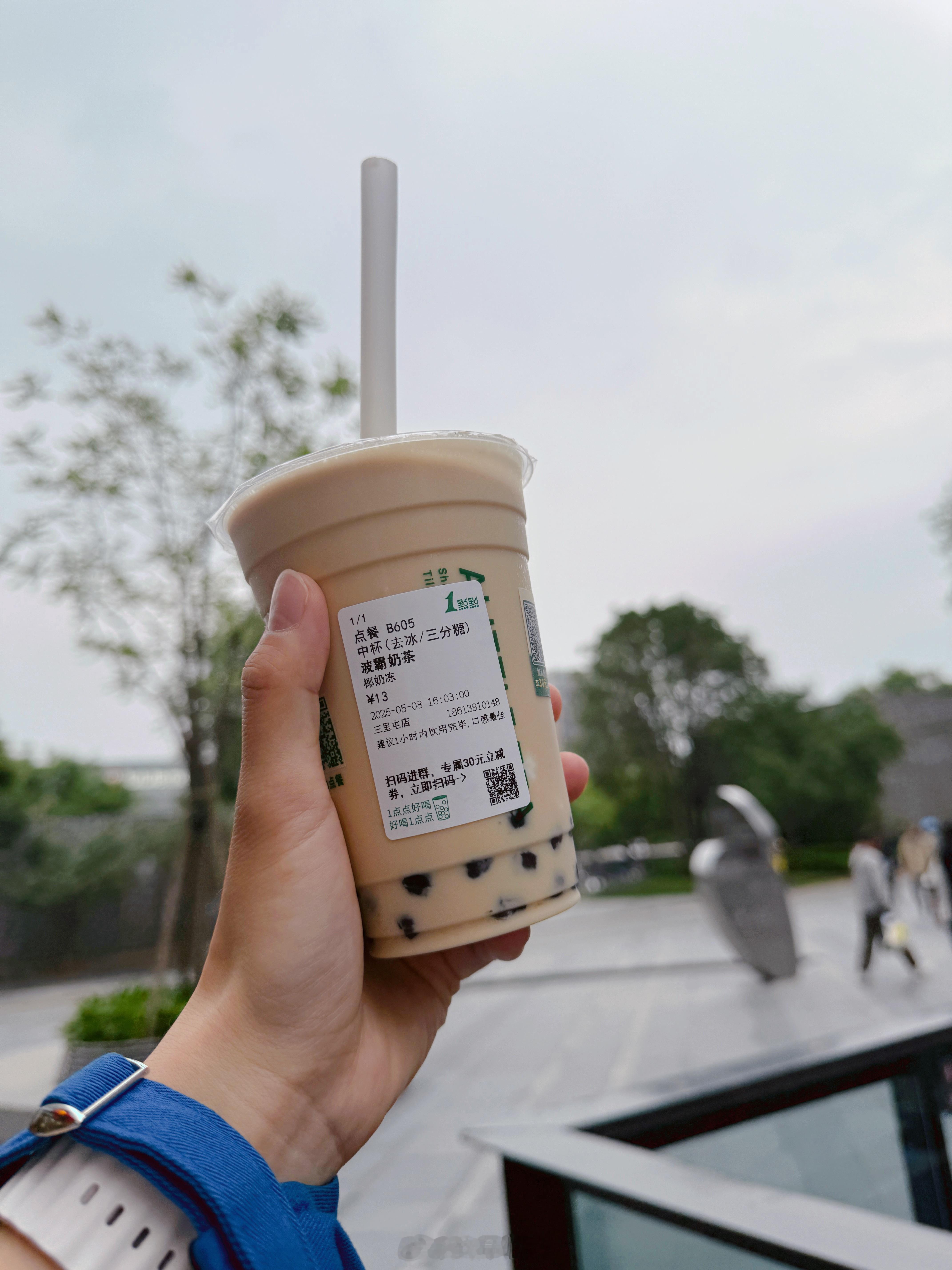 多年前 一点点在北京第一家店在建外SOHO朋友一起去等了一个多小时才喝上当时觉得