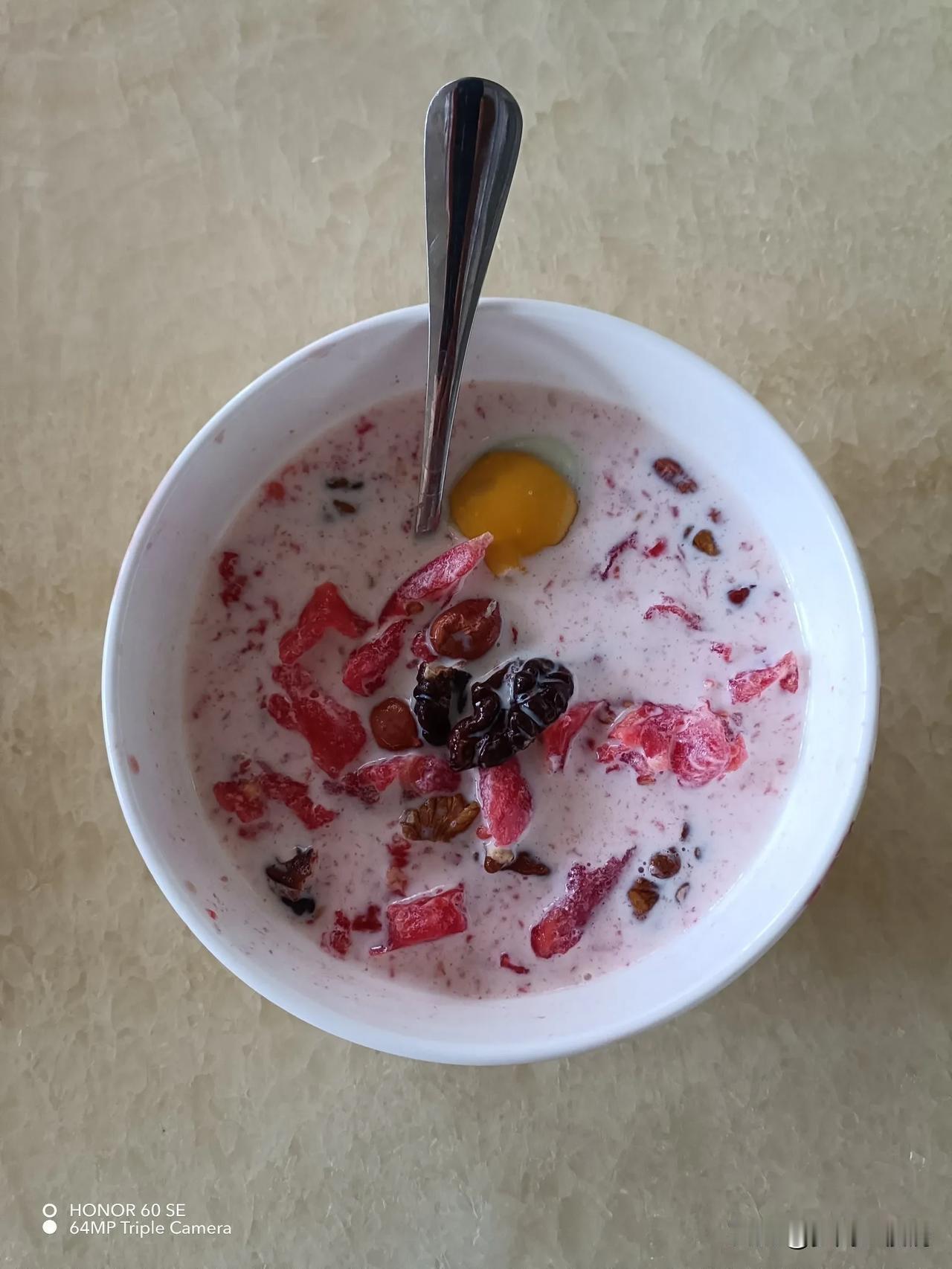 晒晒你的家常餐今天的早餐：牛奶一盒，生番茄🍅一个，生花生🥜几颗，黑桃♠️几块