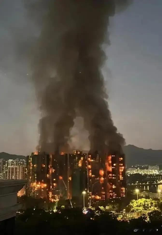 香港大埔的火灾终于水落石出了！
这起悲剧根本不是偶然，而是3.3亿工程款催生出的