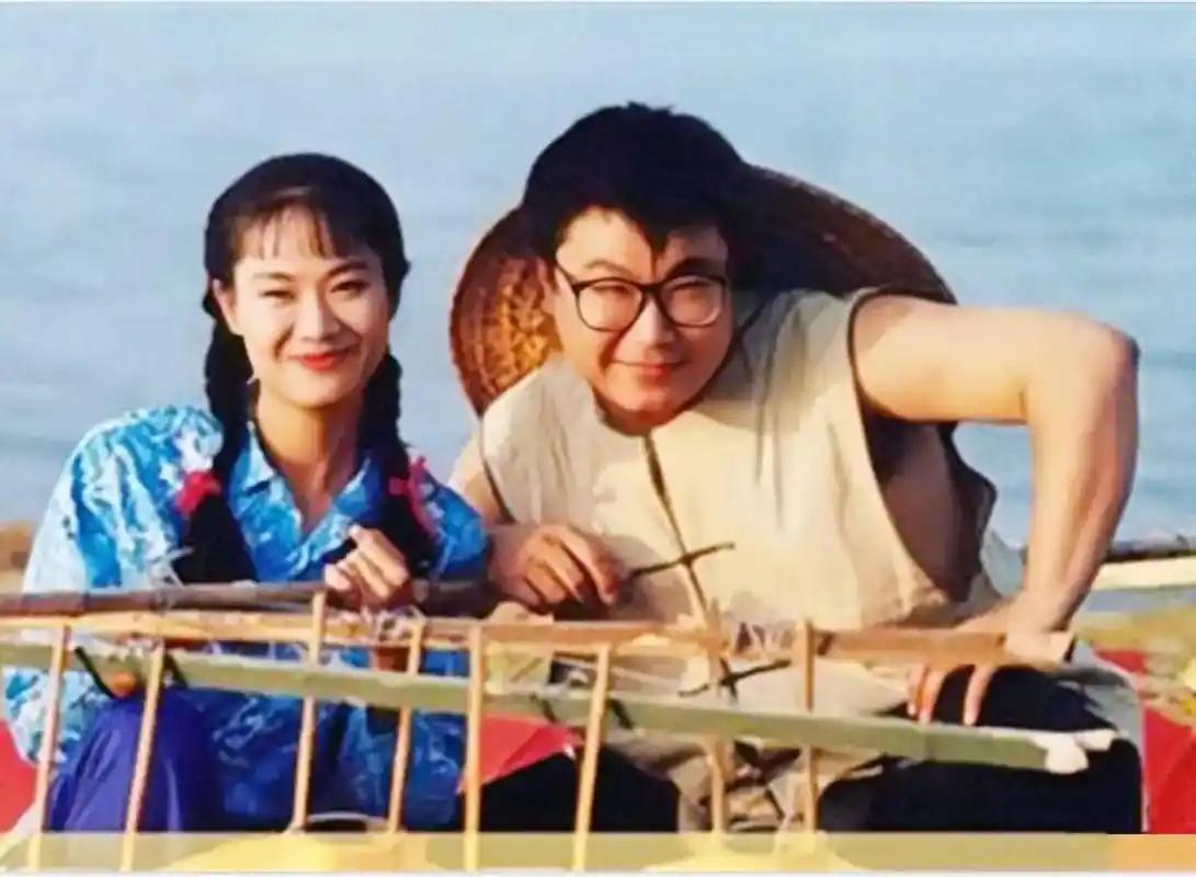 2010年，歌星尹相杰为了得到搭档于文华的爱，痴痴地等到了41岁，结过两次婚的于