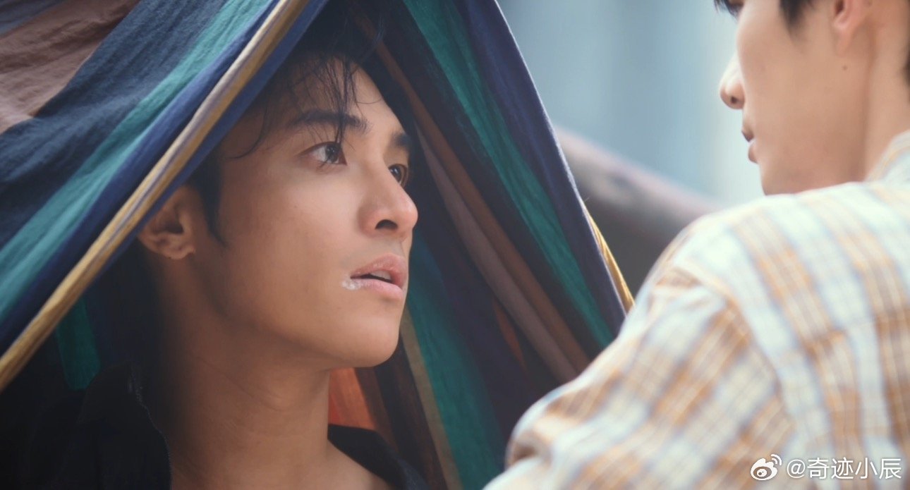 呵呵呵 天台看电影这段对手戏氛围感很足，六一主动靠近碰杯，两人距离一点点拉近，眼