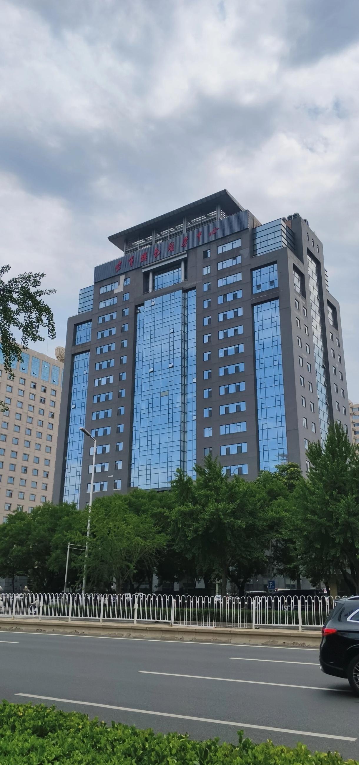 308医院大厦，上面挂着空军特色医学中心，几个字很醒目。脊柱微创、糖尿病、口腔几
