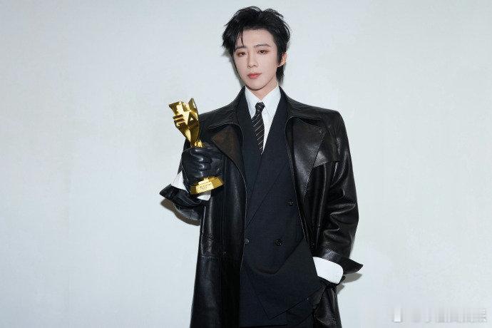 以为米卡和张凌赫刘宇宁一样高 米卡的显高buff拉满！舞台两米八既视感，肩宽腿长