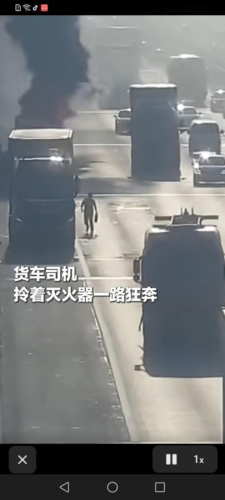 高速上货车突然起火，浓烟四起司机急忙到旁边避险，那个情况看的有点让人着急啊！车辆