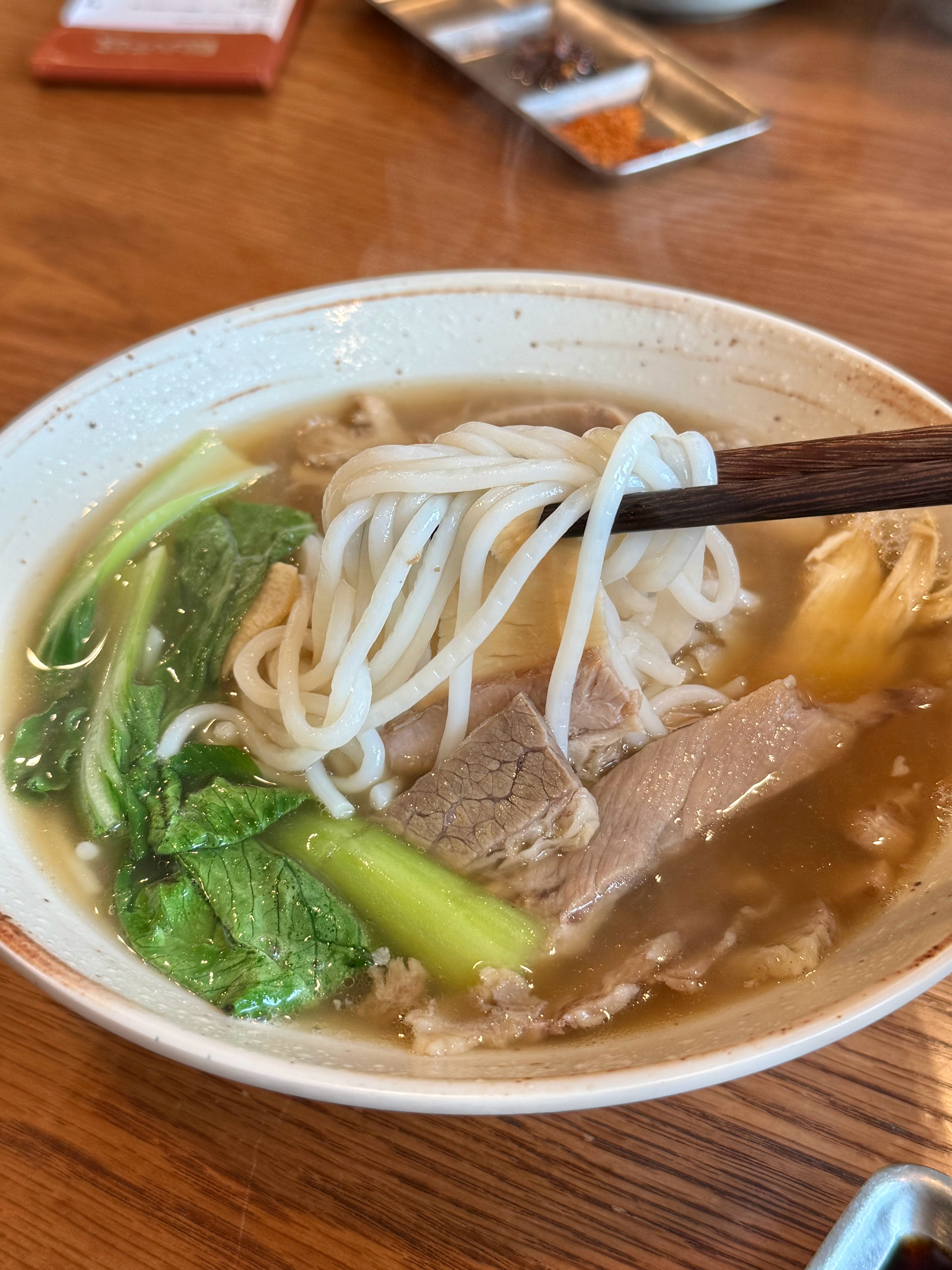 谢大牛馆🐂｜前滩又多了家人气餐厅的分店，只不过刚开业管理还略微有点混乱。全场出