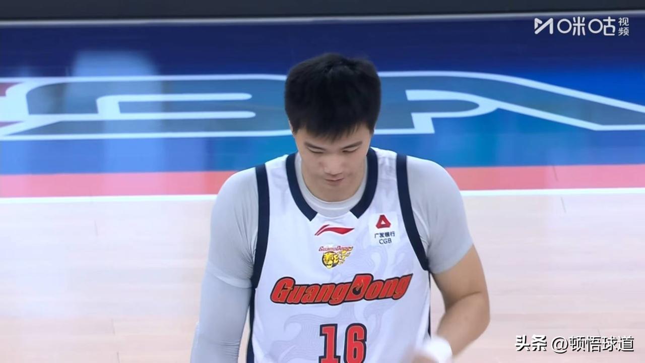 沪粤大战，同样是国手级别的球员，差距怎么会这么大呢？
王哲林8投5中，11分9篮