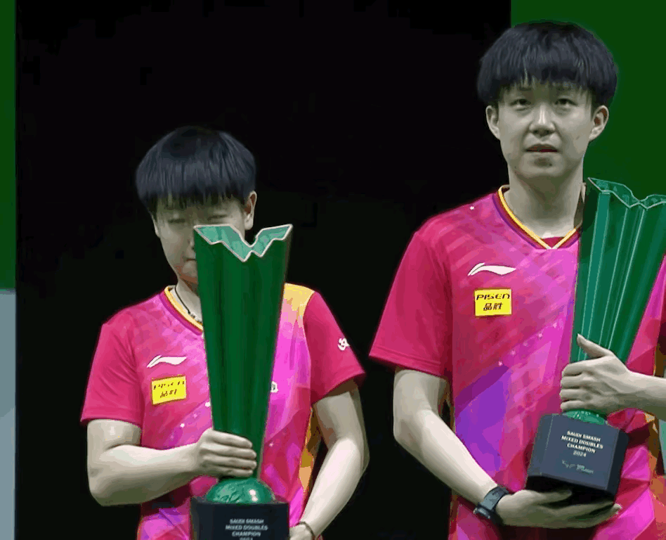 奖杯🏆太重，莎莎搬不动！[赞][赞][赞][赞]奖杯🏆太高，挡住莎莎！[大笑