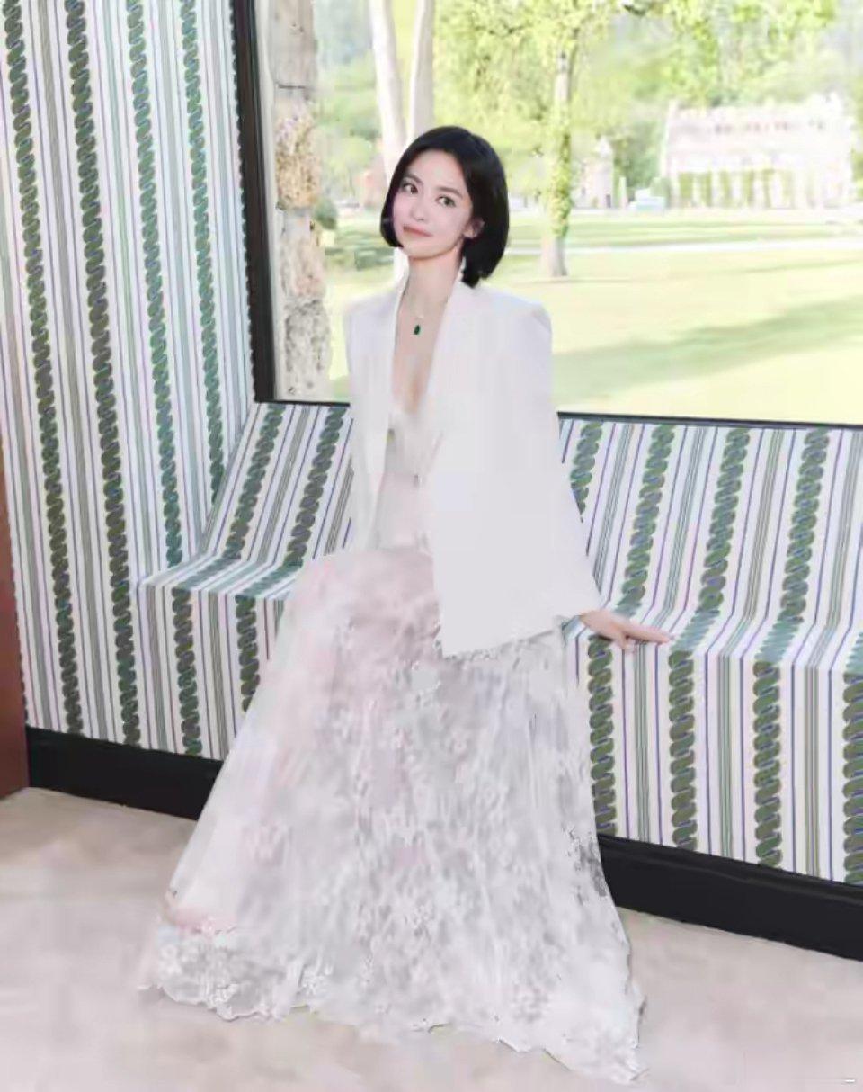 宋慧乔带火了一种新穿法：“上身开会，下身party”，时髦又减龄！乔妹的穿衣品味