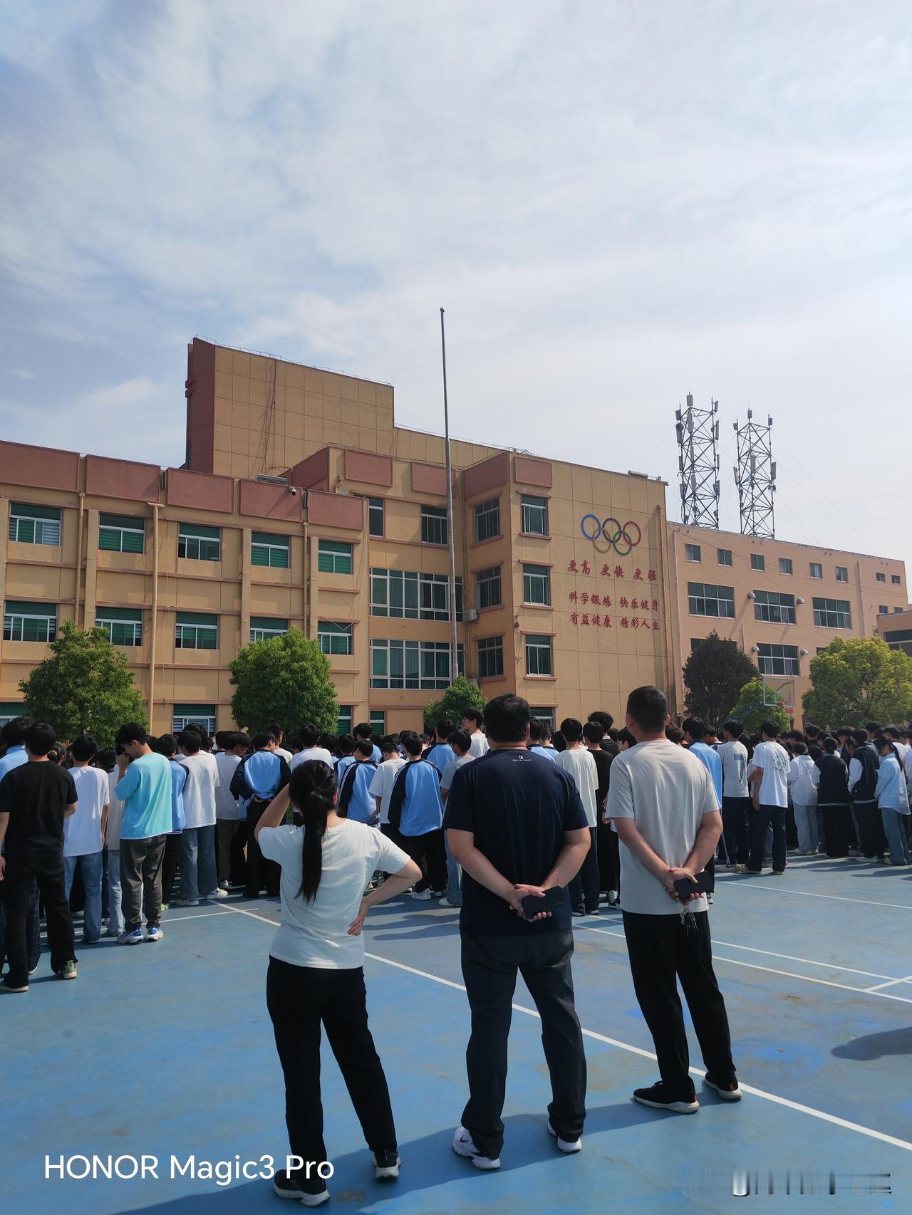 70后参加高考时的考场很热！
        我是1995年参加的高考，那时候高