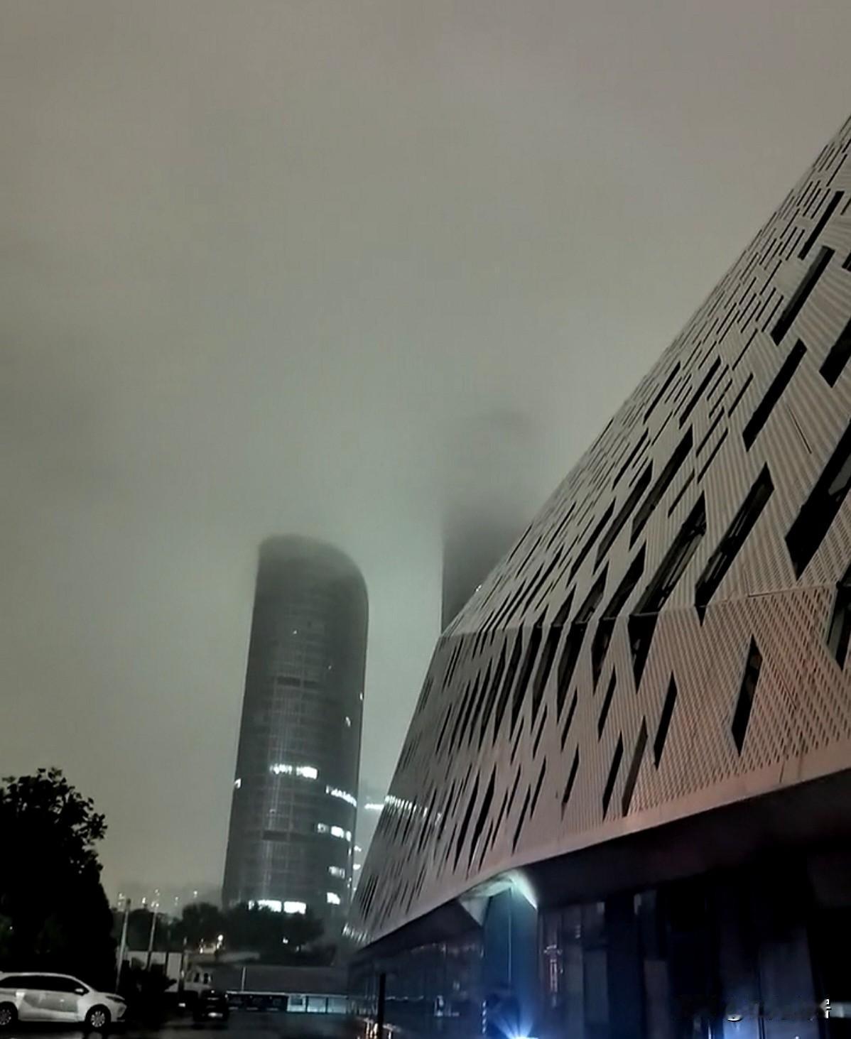 金秋十月，当江浙沪还处于盛夏季节时。朋友告诉我，山东已经在体验烟雨江南的感觉了。