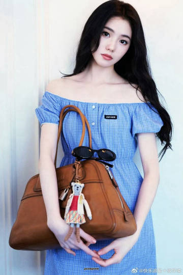 刘浩存miumiu包挂刘浩存去哪都背着老鼠干刘浩存去哪都背着老鼠干 