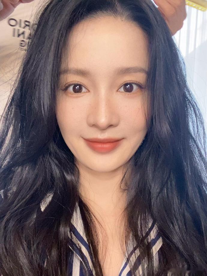 #李沁夏末雀斑妆# ​​​#李沁雀斑妆六连拍# ​​​李沁的夏末雀斑妆是对时尚的