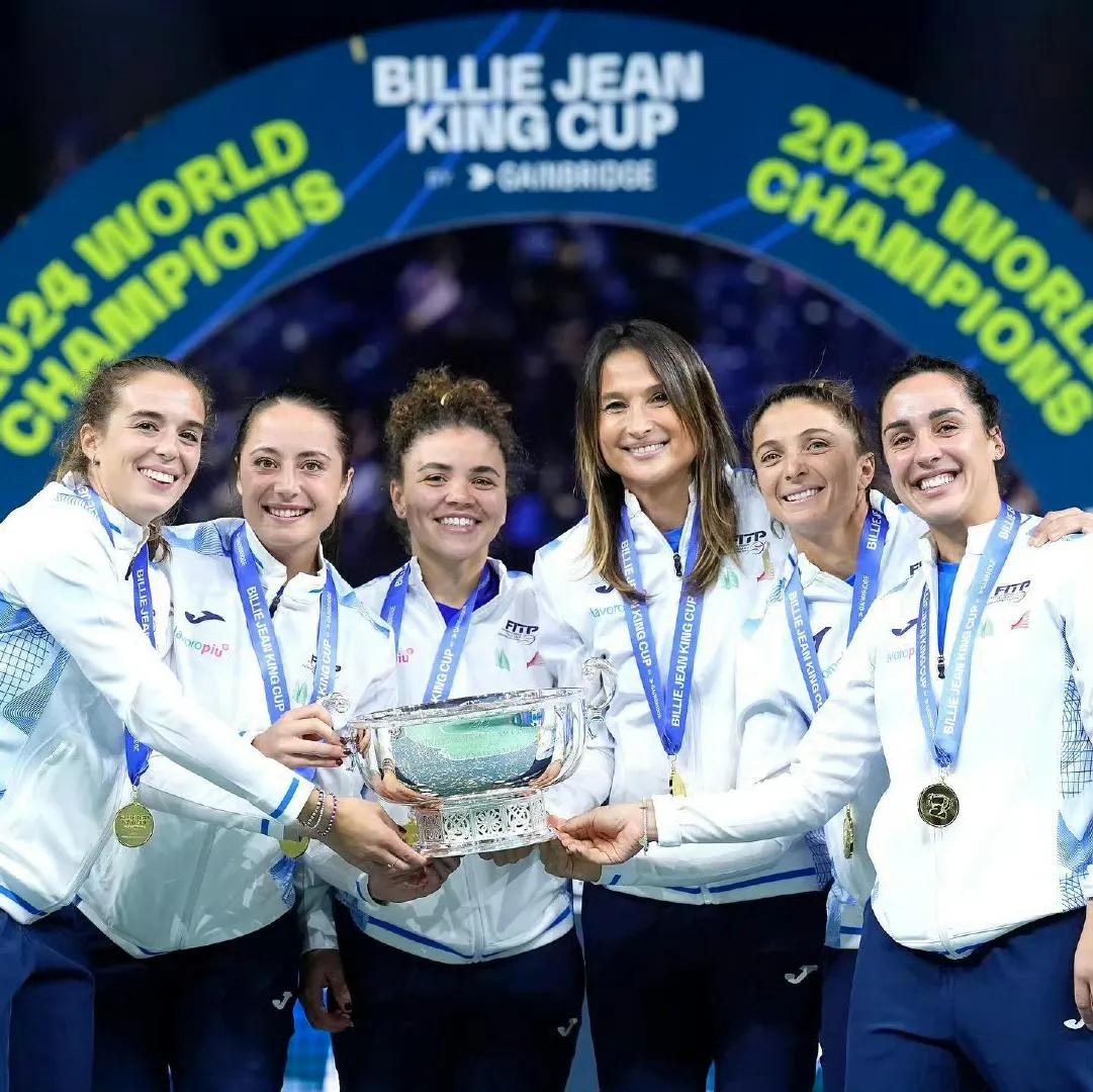 比利简金杯冠军时刻，注意到意大利队的衣服由白色运动服变成蓝色外套了吗？
蓝色外套