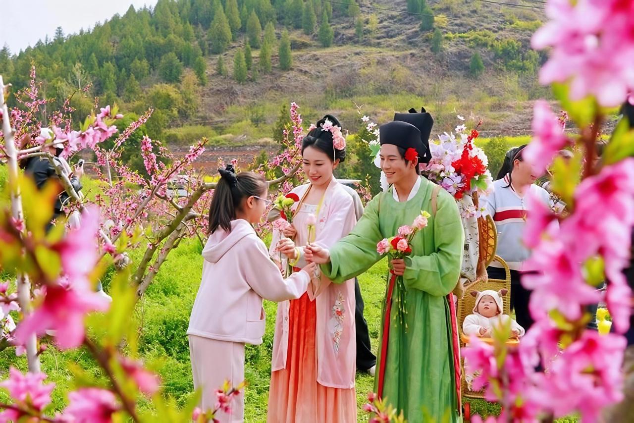 还记得小时候，妈妈牵着你的手在田野里追蝴蝶的画面吗？那种简单纯粹的快乐，现在我想