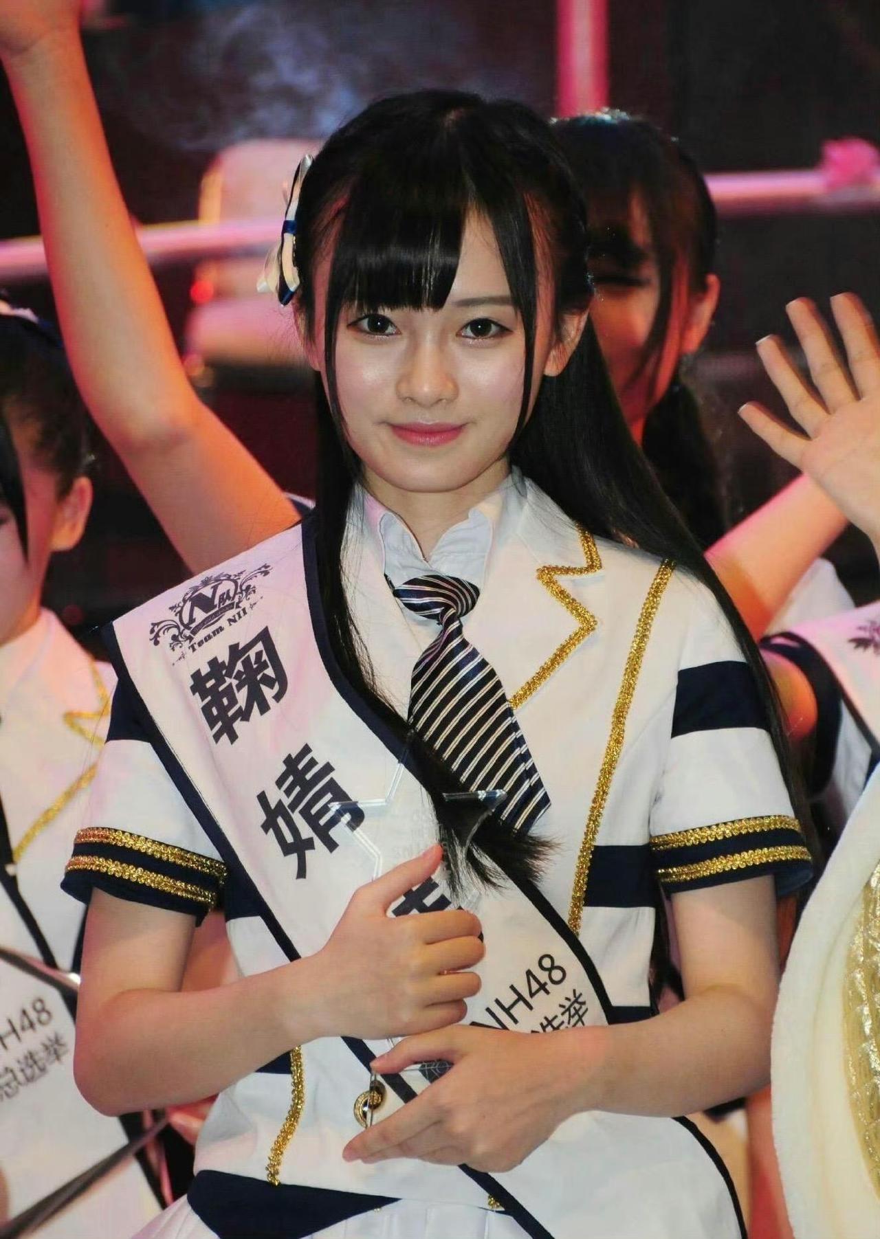 鞠婧祎以前也挺好看的，这时候还有婴儿肥，妆容也很简单清爽，现在完全是建模脸了，能