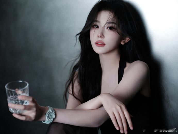 孔雪儿黑色吊带造型杀疯了孔雪儿今天是完美女人啊不得不说孔雪儿的穿搭审美一直在线，