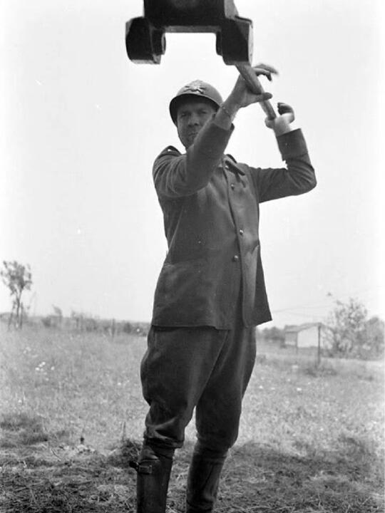 1940年，驻扎在凡尔登地区配置M1897型75mm火炮的法国炮兵部队