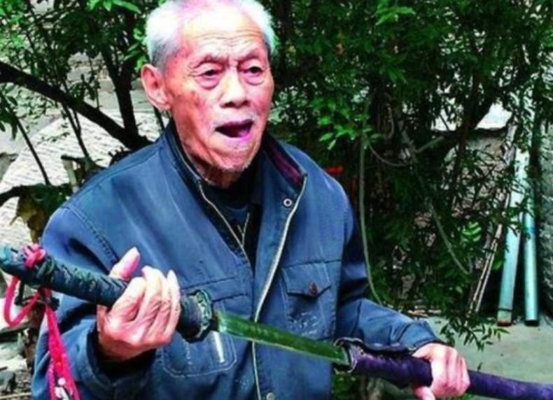 20世纪90年代，一名日本商人找到侯永胜的老家，指着他家里的一把旧刀，又看了看衣