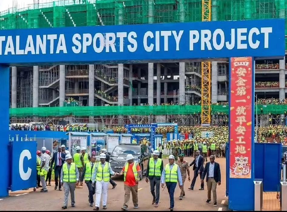 大家猜猜这是哪个国家的体育场项目，建筑施工单位是哪个国家的团队？
看工地门口上贴