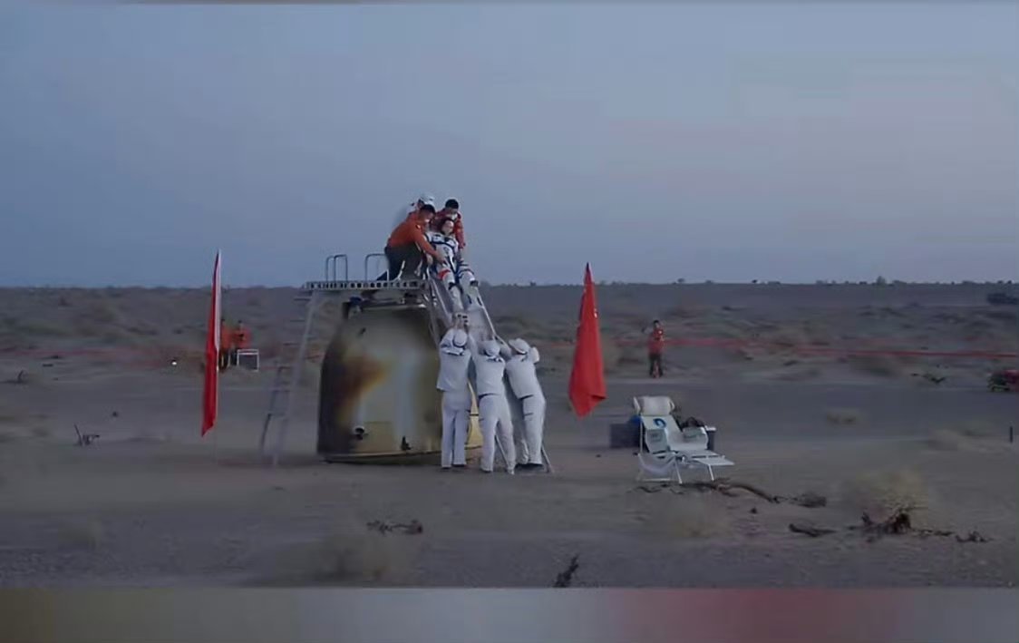退伍老兵在神舟着陆场看哭了泪水与军礼交织，老兵在着陆场久久伫立。神舟划过的轨迹，