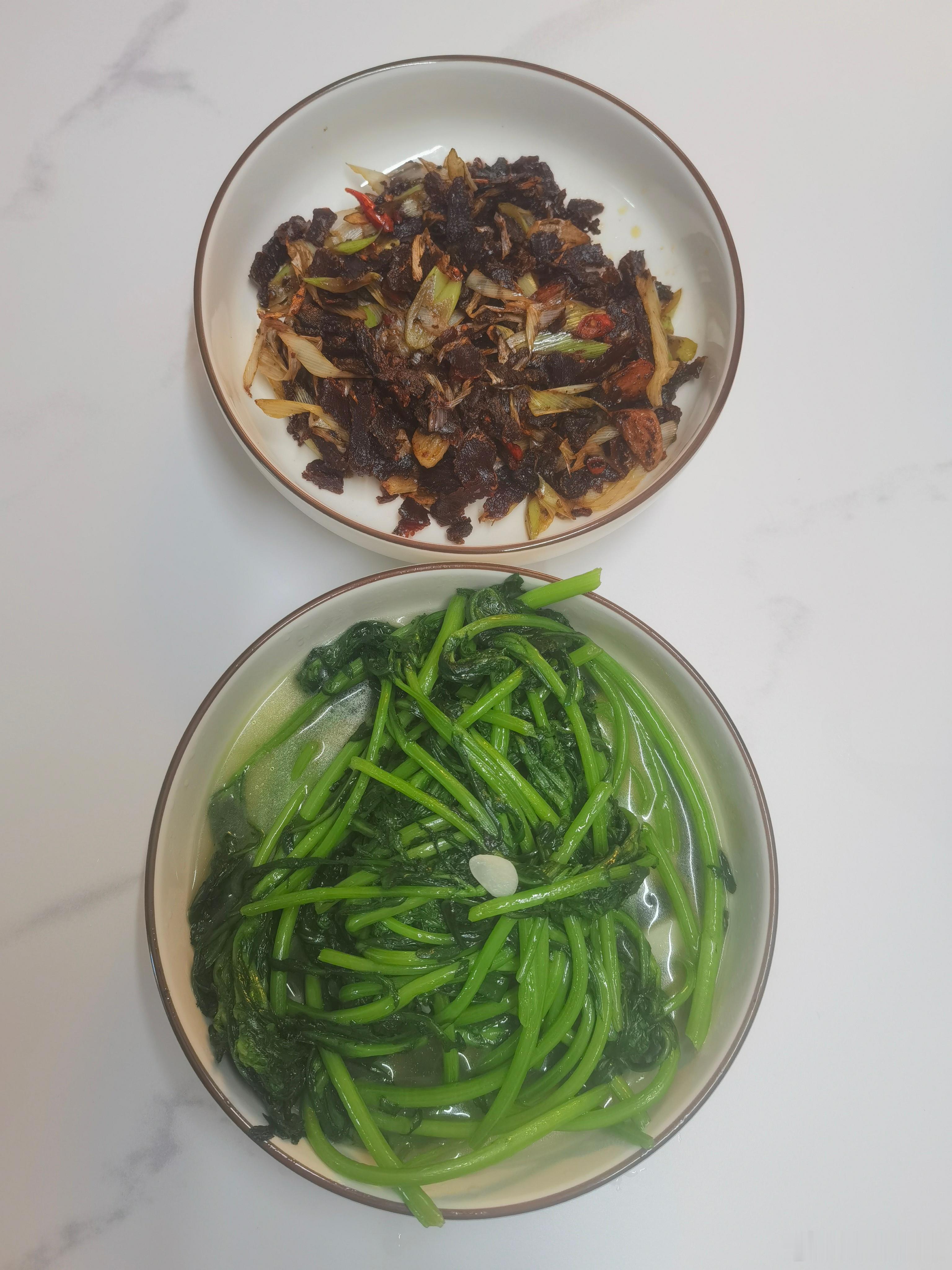 晚餐：剁辣椒炒腊牛肉+清炒皇帝菜今天是腊肉系列，犒劳自己不能停！ 