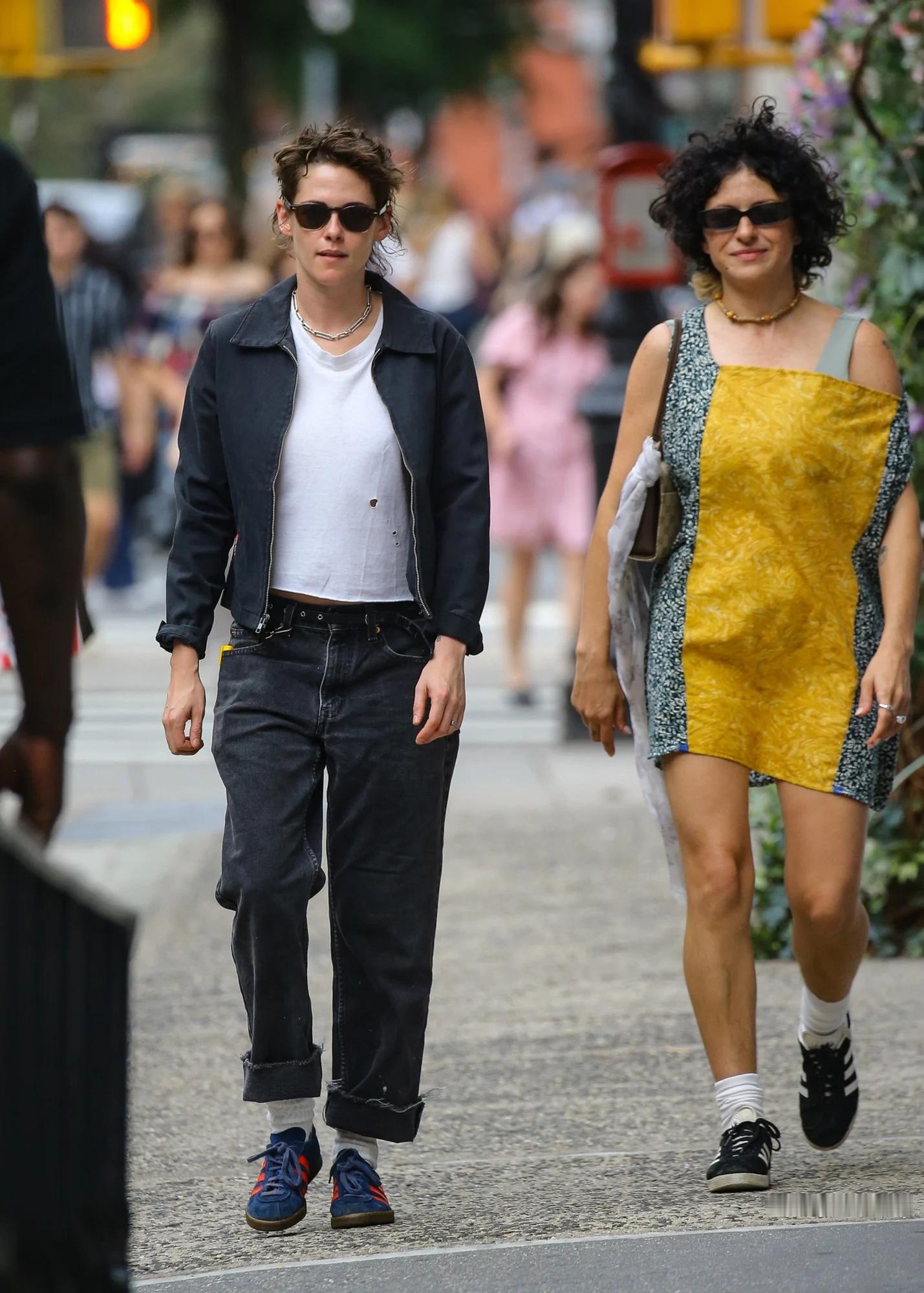 Kristen Stewart和合作演员Alia Shawkat 11日纽约外出