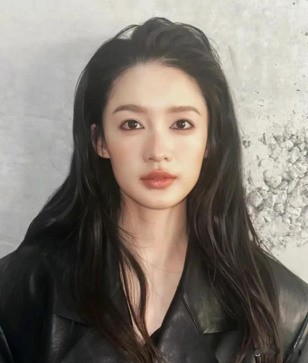 李沁还是适合比较清冷的妆造，虽然可爱甜美的妆造也很适合她，但清冷的妆造，更加突出