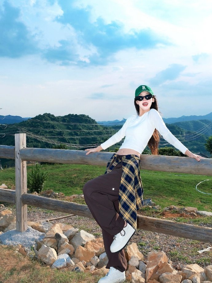 秋高气爽 出门溜达🚶蓝天 白云☁️ 和修勾🐶是最治愈的礼物⌯>ᴗo⌯ಣ（感谢