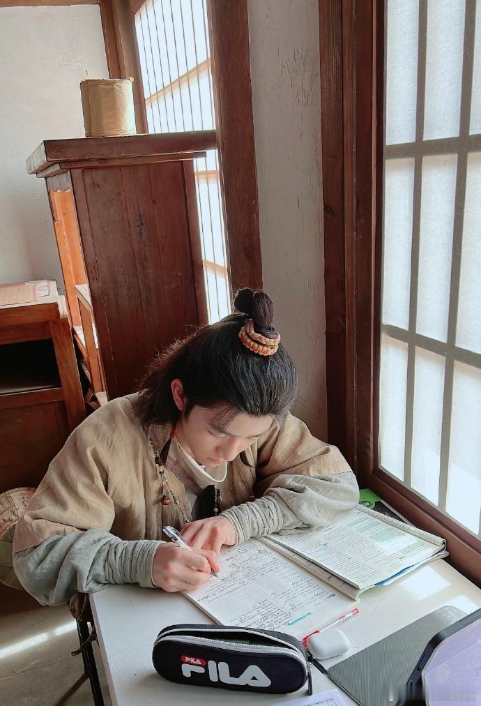 刘若谷在《无忧渡》中饰演的兔子精灵动可爱，令人印象深刻。年仅18岁已参演70部剧