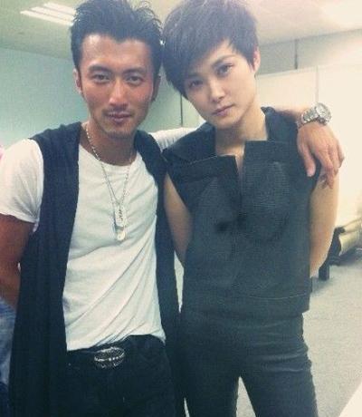 李宇春穿裙子开演唱会，票房炸了。
八场全裙装，观众不喊“中性”，喊“太美了”。