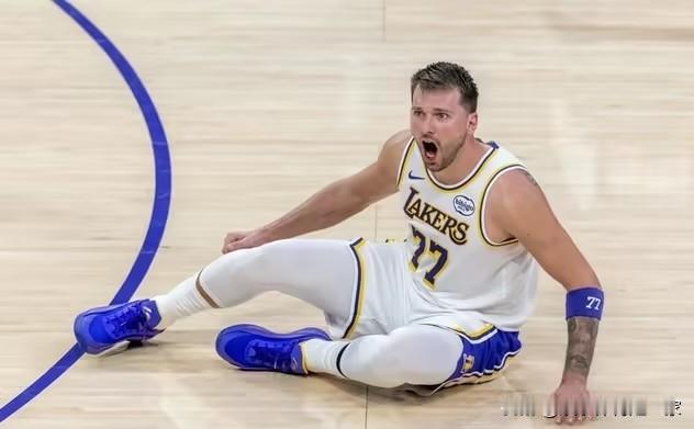 美媒火力全开炮轰东契奇，情绪失控成湖人“隐形杀手”？每回合都在抱怨！
北京时间2