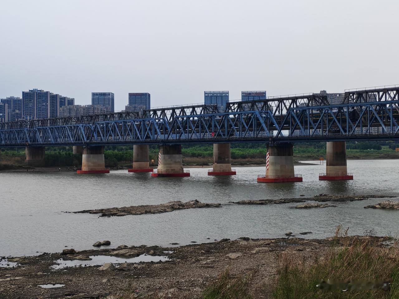 进入九月，淮河蚌埠城区段水位回落，河滩石块裸露，市民在河边垂钓。靓淮河沿河步道在