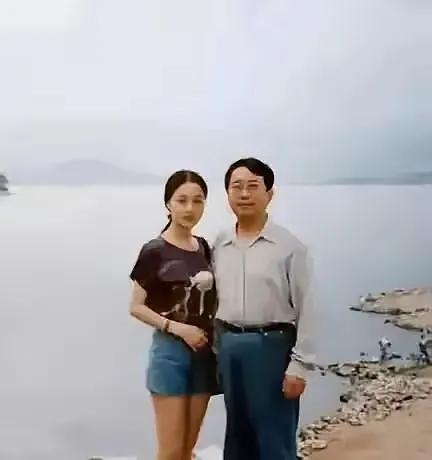 余秋雨这辈子值了，又老又没颜值的他却娶了小16岁的马兰。马兰可是很多年轻小伙子的